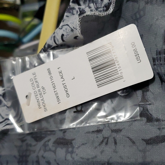 Bebe cold shoulder ruffle top Sz L - Picture 10 of 12